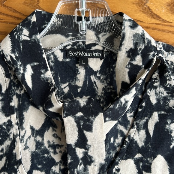 Best mountain cream and soft, black blouse size large - Picture 3 of 8